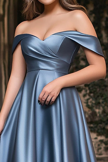 Une ligne bleu poussiéreux à épaules dénudées plissée et robe longue de bal